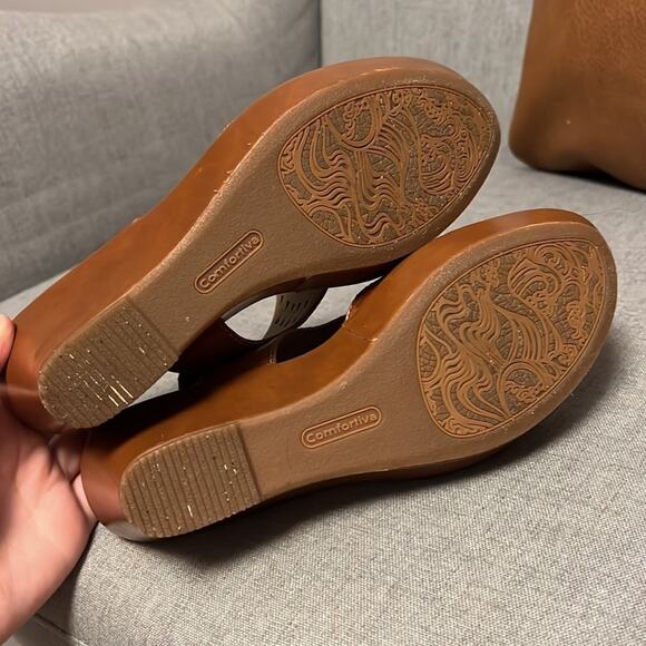 Comfortiva womens cut out leather wedge sandal size 6.5 - Picture 10 of 10